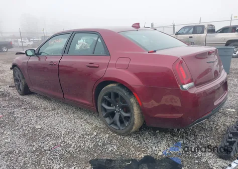 2021 Chrysler 300 300S z USA, uszkodzony, nr VIN 2C3CCABG0MH601189